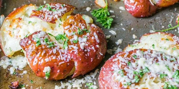 Рецепти: молода картопля, запечена із сиром