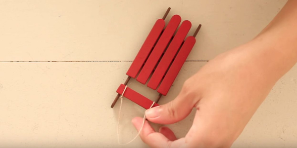 Склейте все палочки и сделайте петельку