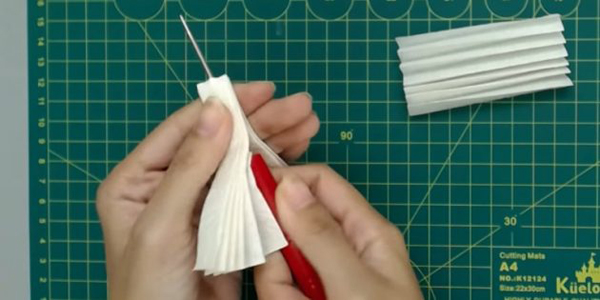 Ёлочные игрушки своими руками: сделайте отверстие в большой детали