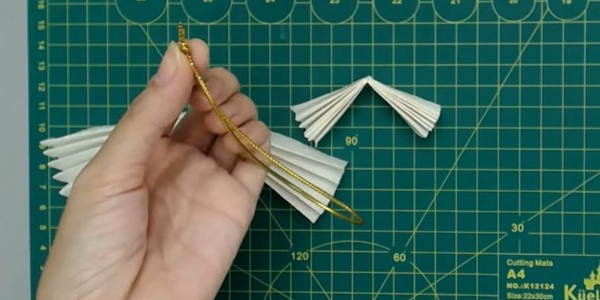 Ёлочные игрушки своими руками: сделайте петельку