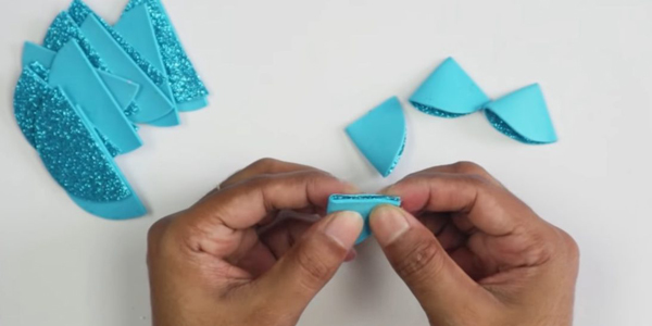 Игрушки на ёлку своими руками: склейте вместе две детали