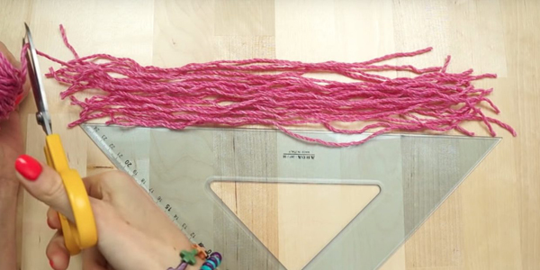 Ёлочные игрушки своими руками: нарежьте пряжу