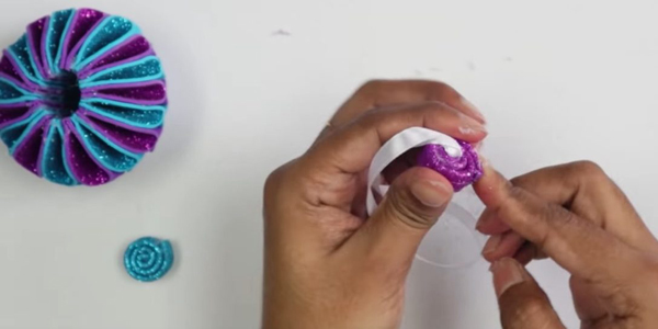 Игрушки на ёлку своими руками: приклейте детали к заготовке