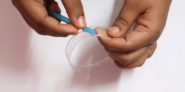 Как сделать ёлочные игрушки: приклейте ленту к кольцу