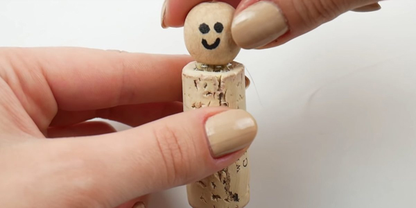 Приклейте бусину