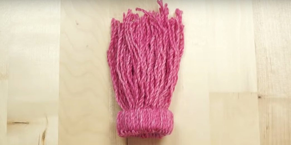 Ёлочные игрушки своими руками: вытяните пряжу в обратную сторону