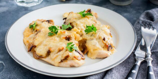 Рецепты: горячие блюда на праздничный стол на Новый год — 2025. Отбивные из куриного филе с грибами и сыром