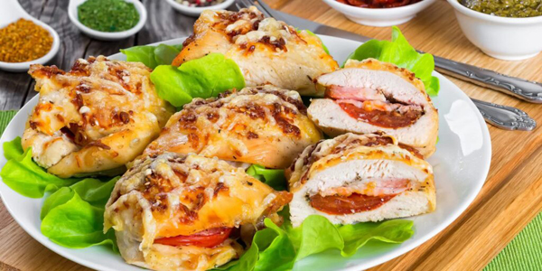 Рецепты: горячие блюда на праздничный стол на Новый год — 2026. Куриные грудки, фаршированные ветчиной и помидорами