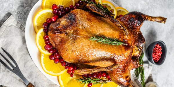 Рецепты: горячие блюда на праздничный стол на Новый год — 2026. Запечённый гусь в медово-апельсиновой глазури