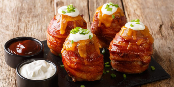 Рецепты: горячие блюда на праздничный стол на Новый год — 2026. Картошка в беконе, фаршированная сыром