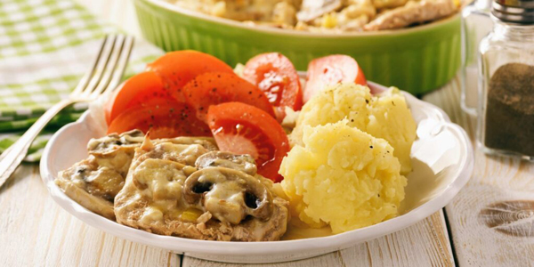 Рецепты: горячие блюда на праздничный стол на Новый год — 2026. Мясо по-французски с соусом бешамель