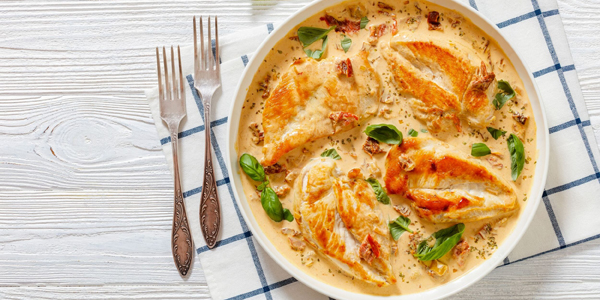 Курица в сливочном соусе с вялеными помидорами