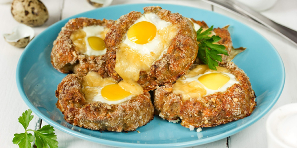 Гнёзда из фарша с сыром и перепелиными яйцами