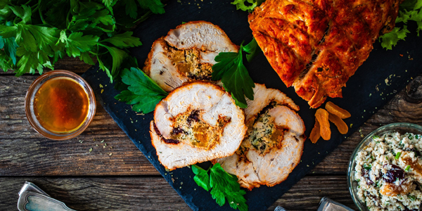 Рулет из индейки с клюквой, курагой и сыром