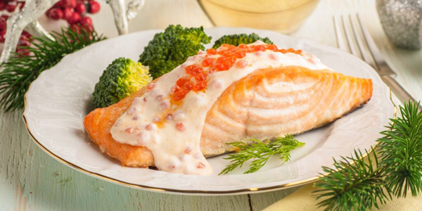 Рецепты: горячие блюда на Новый год — 2026. Жареный лосось с соусом из шампанского