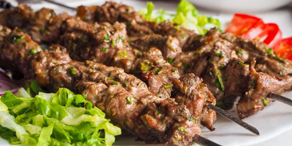 Шашлик із баранини: Овочі додадуть м’ясу насиченого смаку й аромату